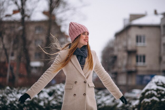 Donna felice in un parco di inverno