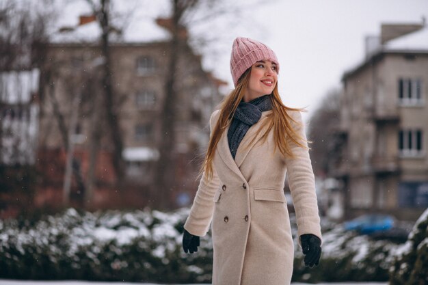 Donna felice in un parco di inverno