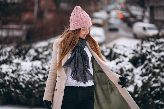 Donna felice in un parco di inverno