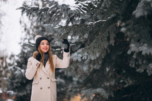 Donna felice in un parco di inverno