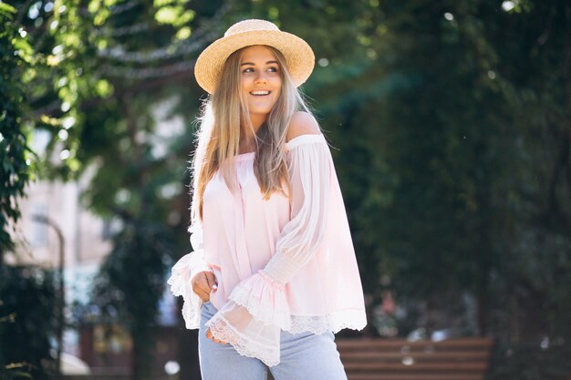 Donna felice nel cappello fuori dalla strada