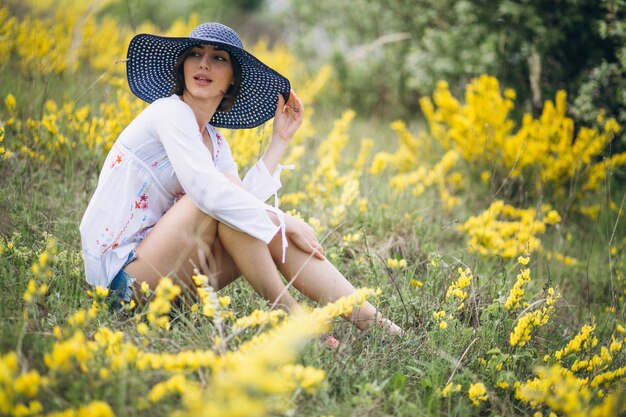 Donna felice nel cappello