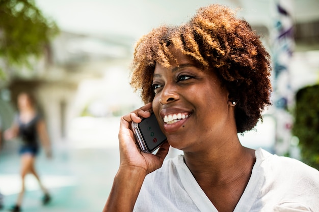 Donna felice parlando al telefono