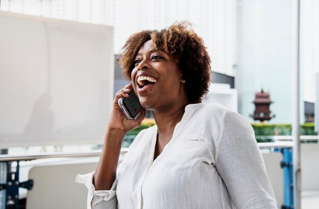 Donna felice parlando al telefono