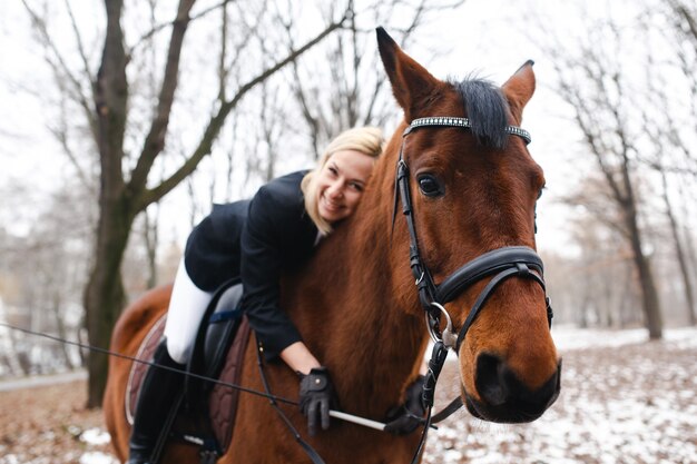 Donna felice su cavallo