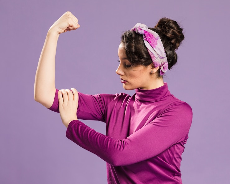 Foto gratuito donna femminista che mostra il suo potere medio colpo