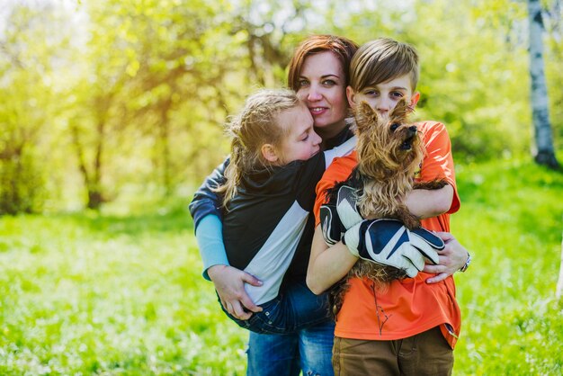 Donna fiera con i suoi figli nel parco