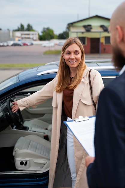 Donna finanziaria indipendente che acquista un'auto nuova