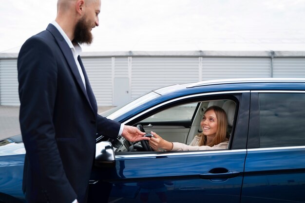 Donna finanziaria indipendente che acquista un'auto nuova