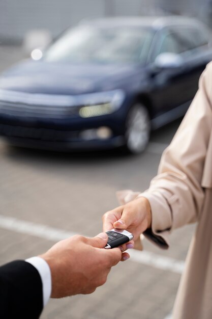 Donna finanziaria indipendente che acquista un'auto nuova