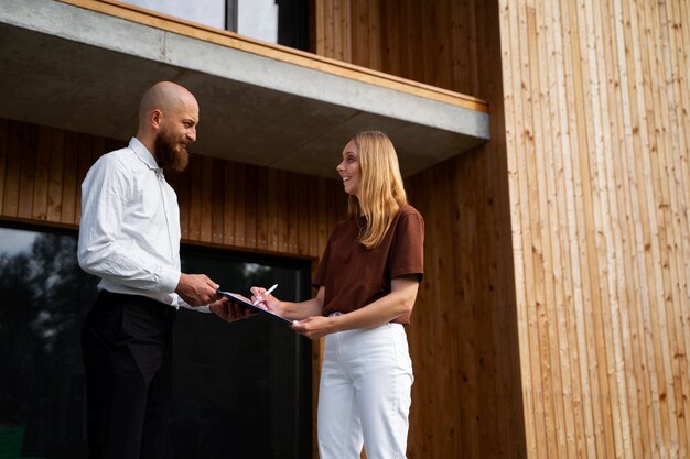 Donna finanziaria indipendente che compra casa nuova