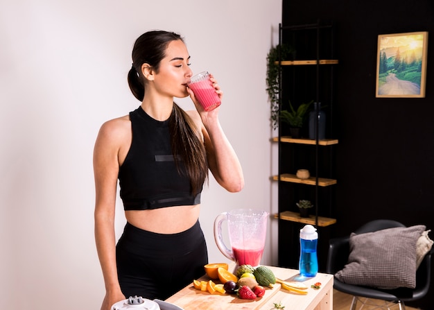 Donna fitness bevendo un succo di disintossicazione