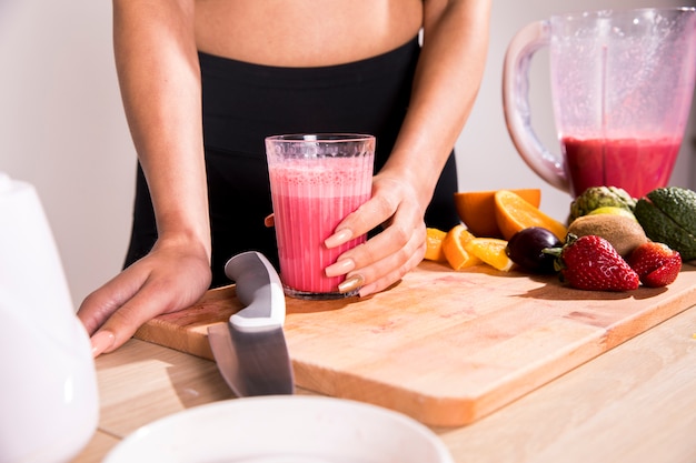 Donna fitness bevendo un succo di disintossicazione