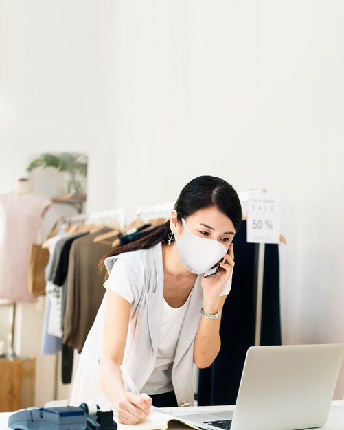 Donna giapponese che indossa la maschera nella nuova normalità