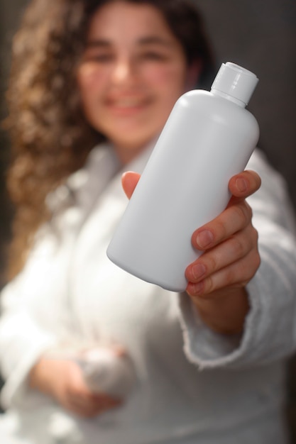 Donna giovane di taglio medio con i capelli ricci.