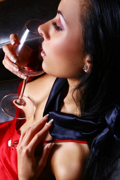 Donna giovane e sexy con vino