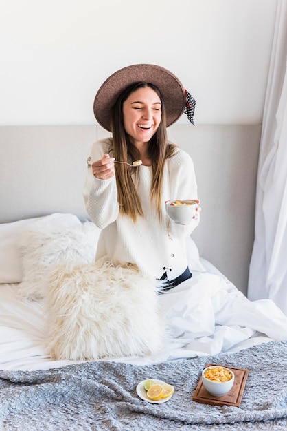 Donna godendo sana colazione in camera da letto