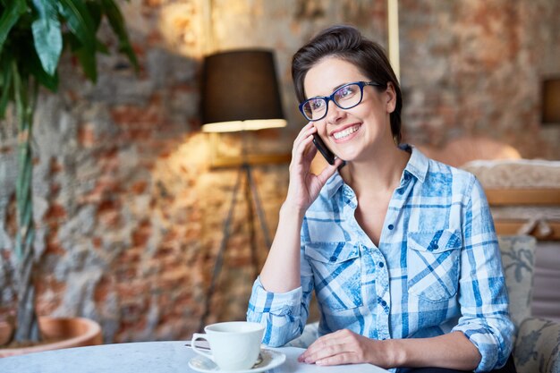 Donna graziosa al delizioso caffè