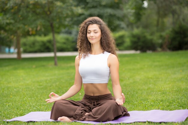 Donna graziosa che fa le esercitazioni di yoga