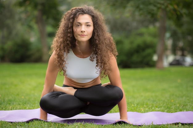 Donna graziosa che fa le esercitazioni di yoga