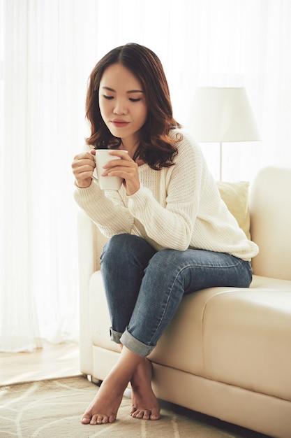 Donna graziosa che gode del caffè