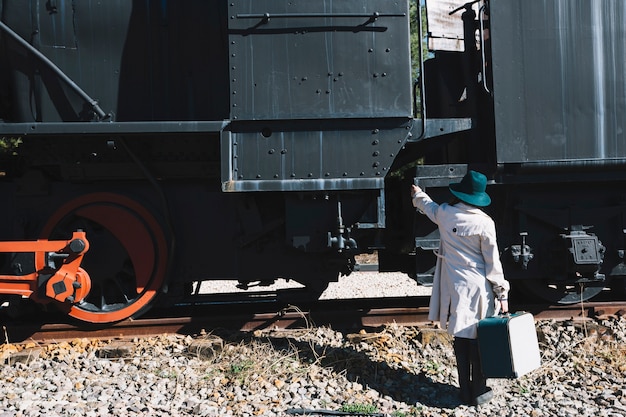 Donna graziosa che si arrampica sul treno