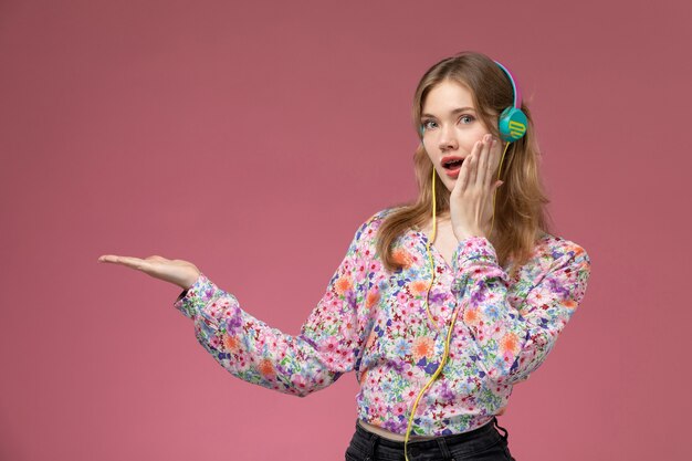 Donna graziosa di vista frontale che mette la sua mano alla sua faccia e sorprendente