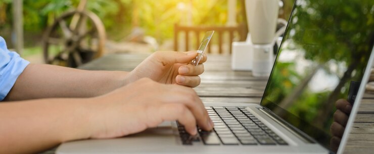 Foto gratuito donna holding carta di credito in mano e l&#39;immissione di codice di sicurezza con laptop