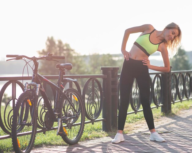 Donna in abiti fitness facendo esercizi di riscaldamento