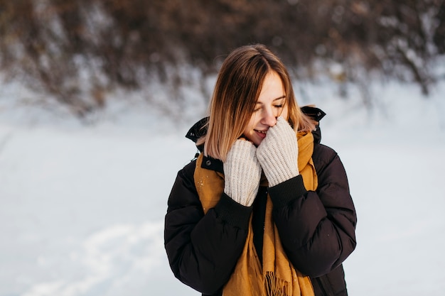 Donna in abiti invernali, scaldando le mani