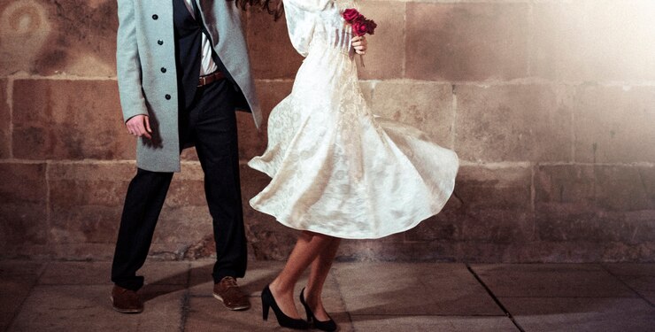 Foto gratuito donna in abito ballando con l&#39;uomo in strada