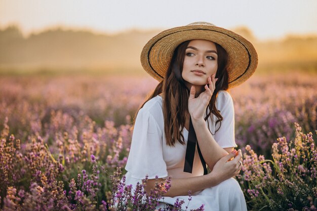 Donna in abito bianco in un campo di lavanda