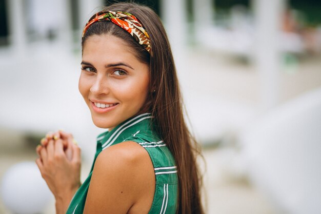 Donna in abito verde in spiaggia