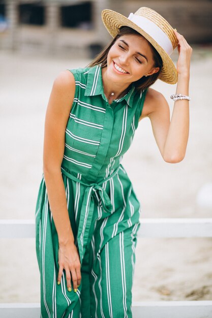 Donna in abito verde in spiaggia