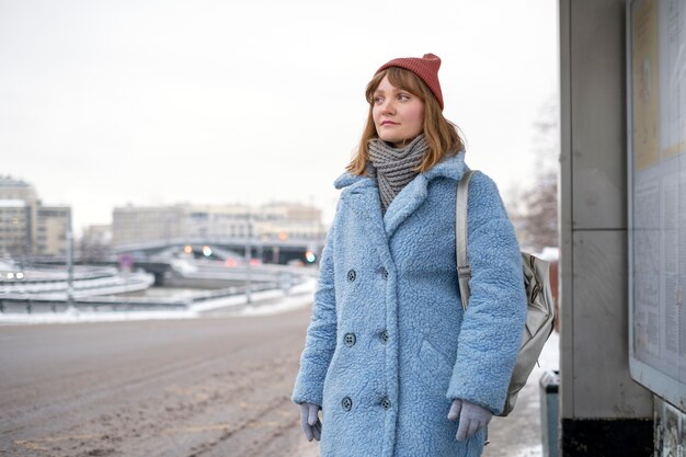 Donna in attesa per strada