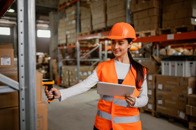 Donna in attrezzatura di sicurezza sul lavoro