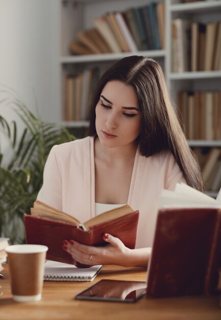 Donna in biblioteca