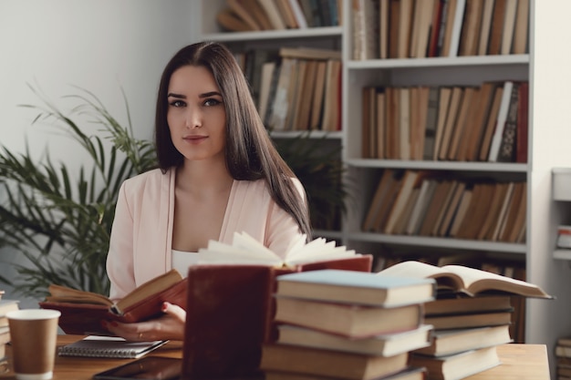 Donna in biblioteca