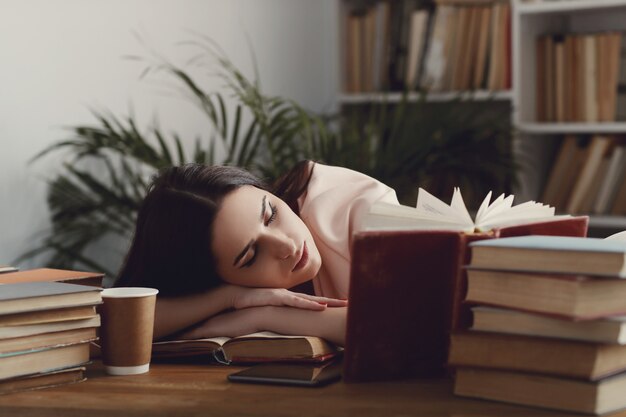 Donna in biblioteca