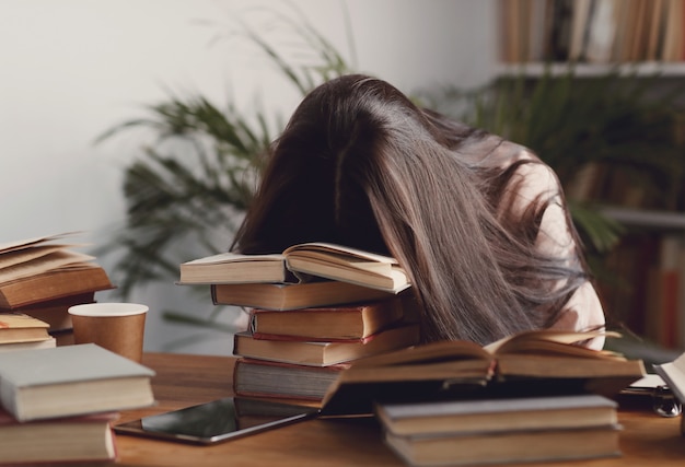 Donna in biblioteca