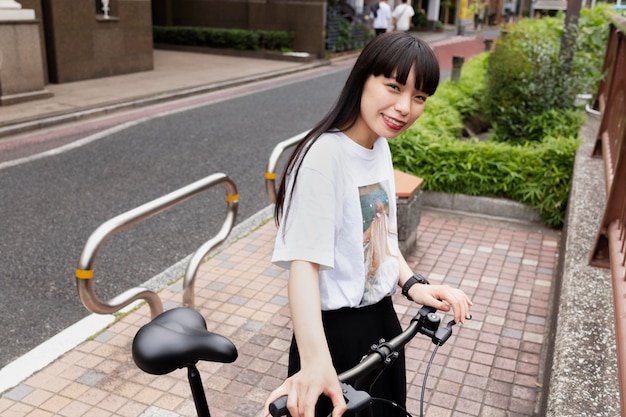 Donna in bicicletta in città