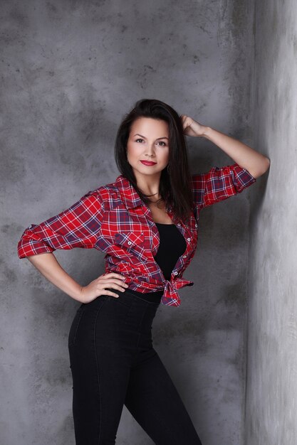 Donna in camicia a quadri rossa e jeans neri