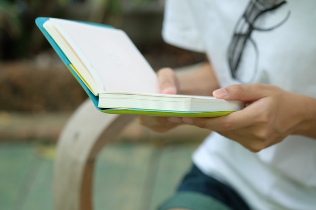 Donna in camicia bianca azienda libro per leggere, concetto di business. Idea d&#39;affari