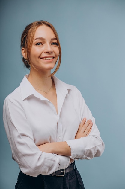 Donna in camicia bianca che mostra emozioni sul blu