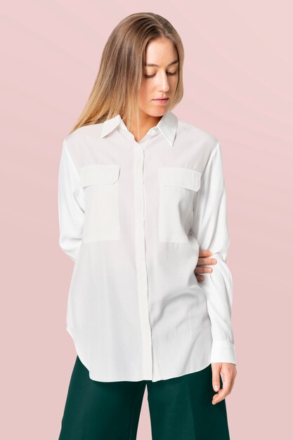 Donna in camicia bianca e pantaloni con spazio di design abbigliamento casual moda f