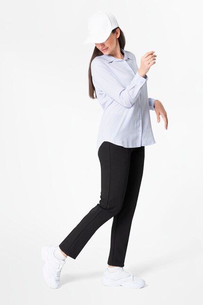 Donna in camicia blu e pantaloni con cappello abbigliamento casual moda corpo completo