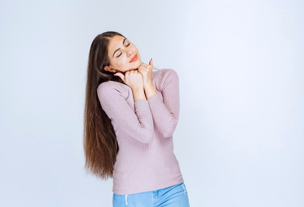 donna in camicia viola che dà pose rilassate e accattivanti.