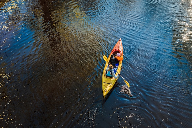Donna in canoa sull'acqua durante il giorno