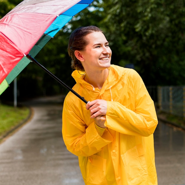 Donna in cappotto di pioggia sorridente