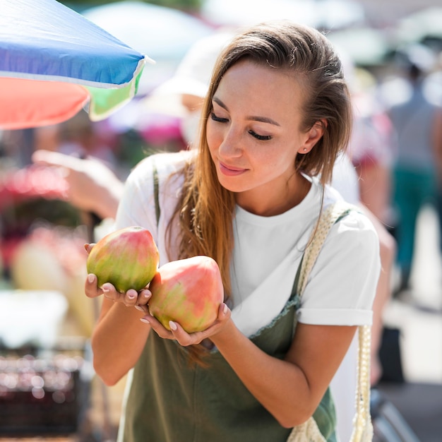 Donna in cerca di frutta fresca